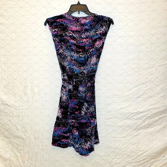 FLATTERING DRESS - Picture 3 of 9